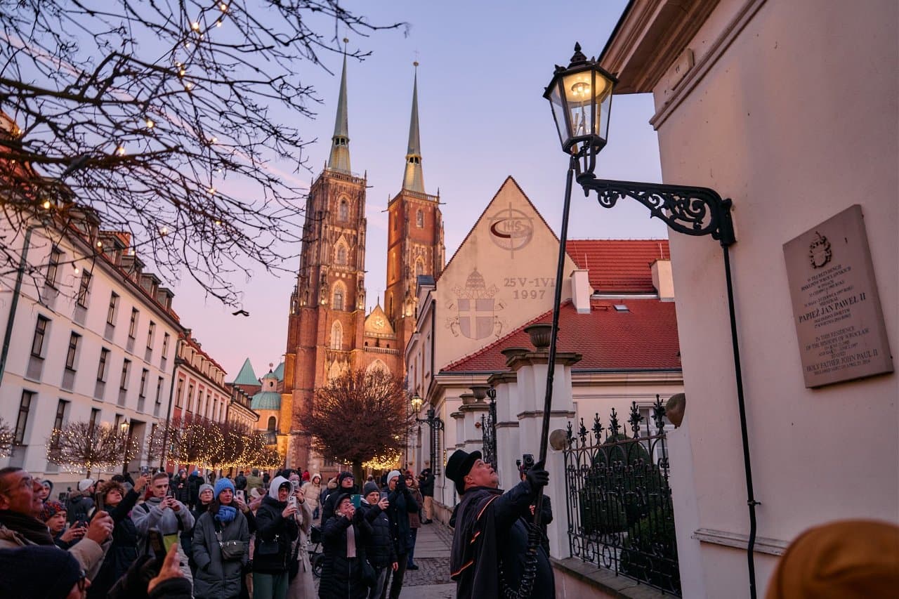 Wrocław’s Lamplighter: The Historical Tradition Still Lighting Ostrów Tumski